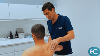 Arzt untersucht die Frozen Shoulder